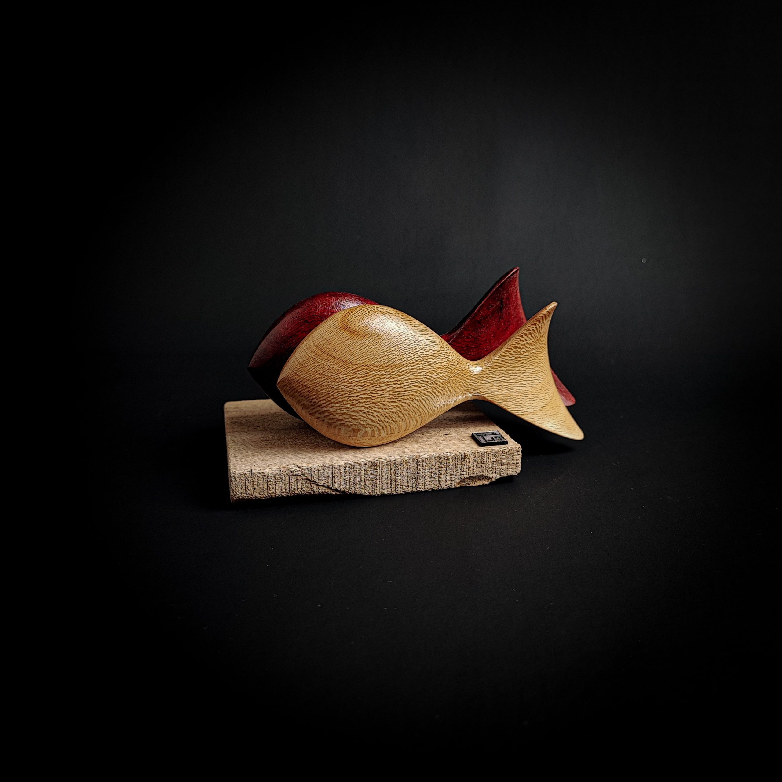 مجسمه ماهی چوبی