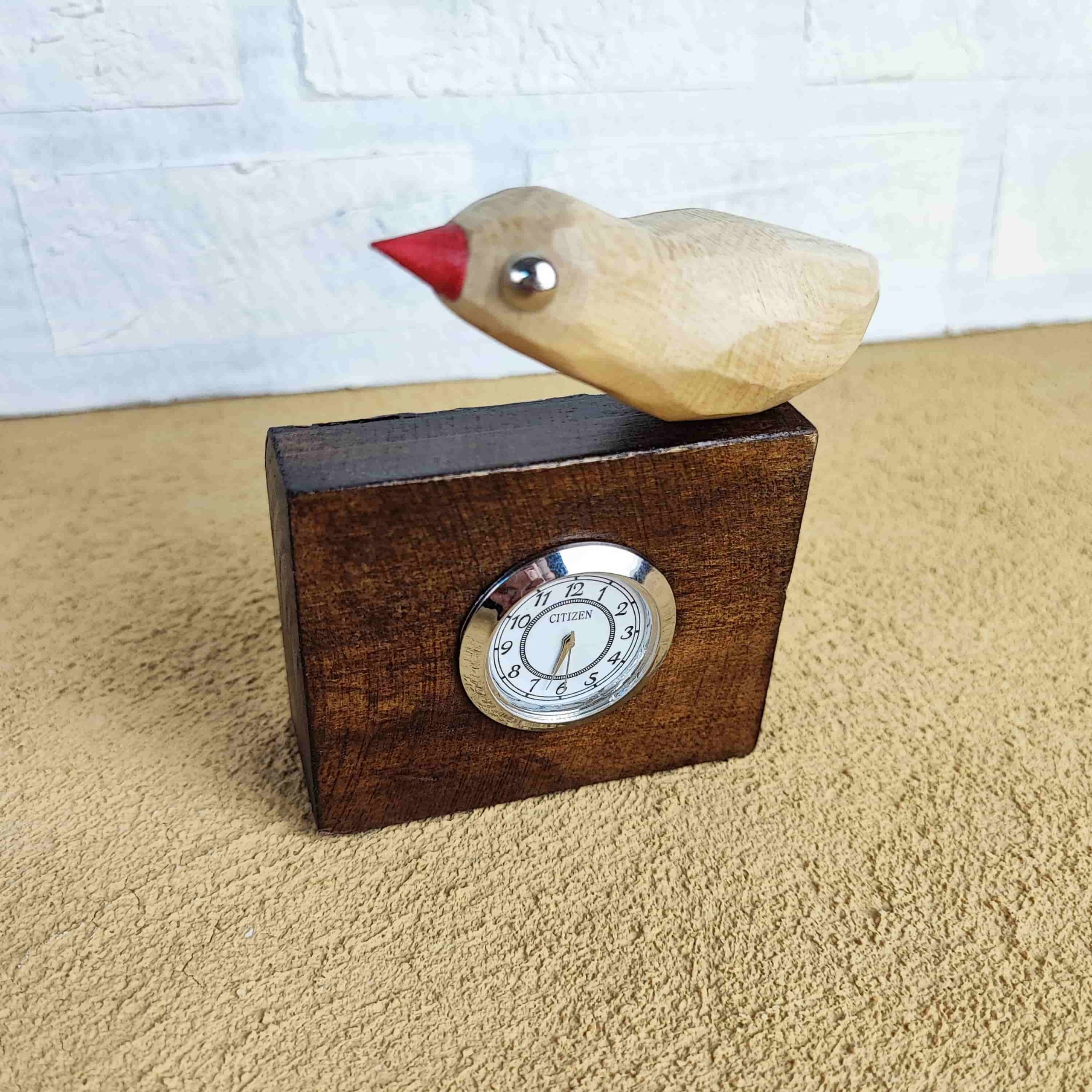 ساعت رومیزی چوبی غریبه